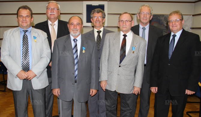 Au premier plan (de gauche  droite), les bnvoles rcompenss pour leurs actions dans de nombreuses associations : Jean-Georges Schaefer, Marcel Dapp et   Joseph Deck.  PHOTO DNA